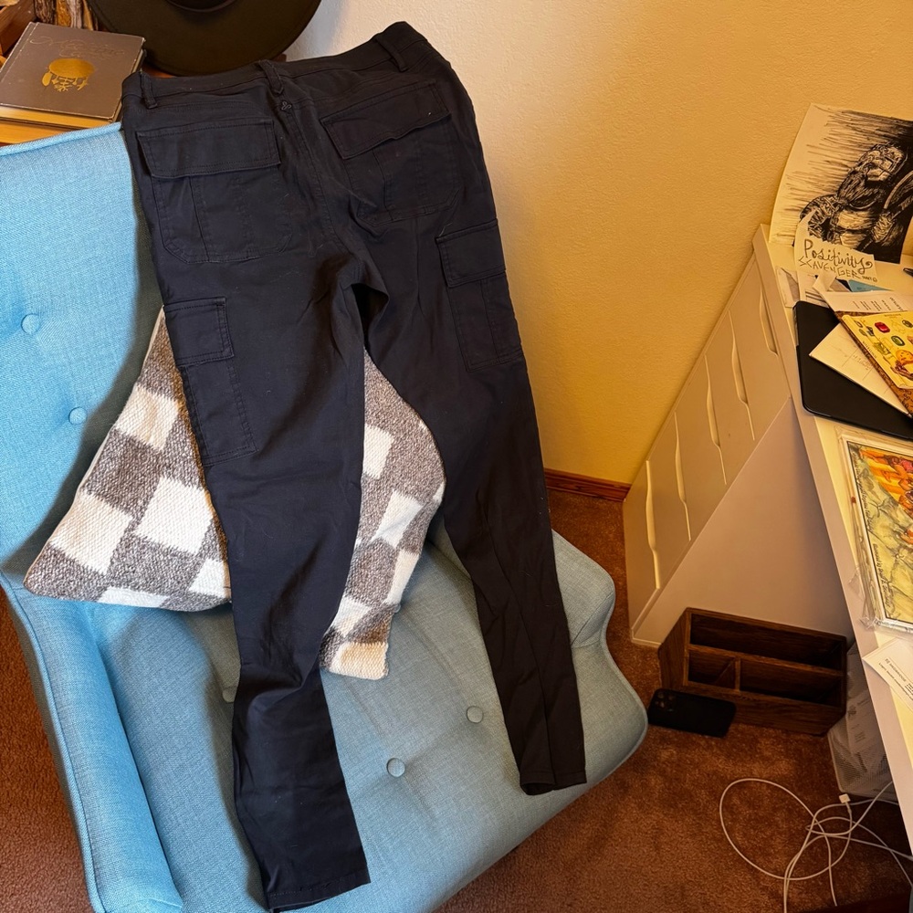 Women’s Prana hiking Black Cargo Pants - Picture 3 of 3